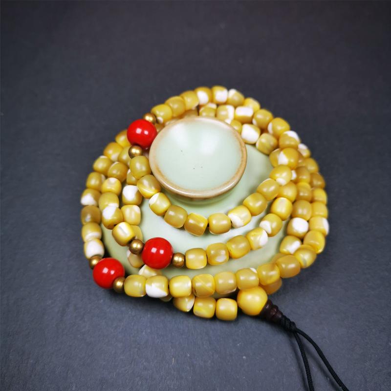 This old fish bone beads mala was handmade from tibetan crafts man in Baiyu County,about 20 years old. It's composed of 108 pcs 6.5mm fish bone beads,then add some agate beads,and a fish bone guru bead on it.
