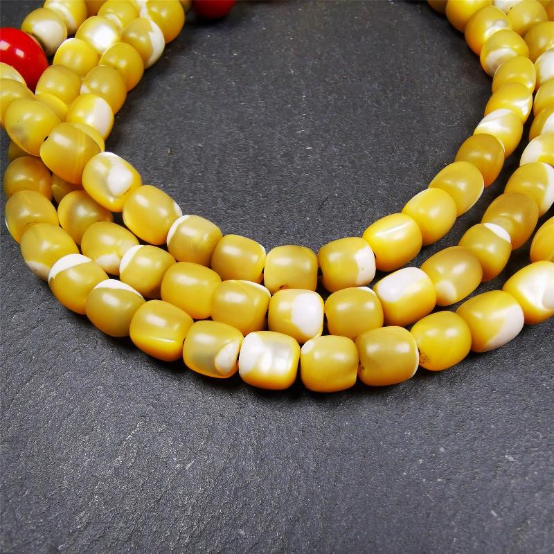 This old fish bone beads mala was handmade from tibetan crafts man in Baiyu County,about 20 years old. It's composed of 108 pcs 6.5mm fish bone beads,then add some agate beads,and a fish bone guru bead on it.