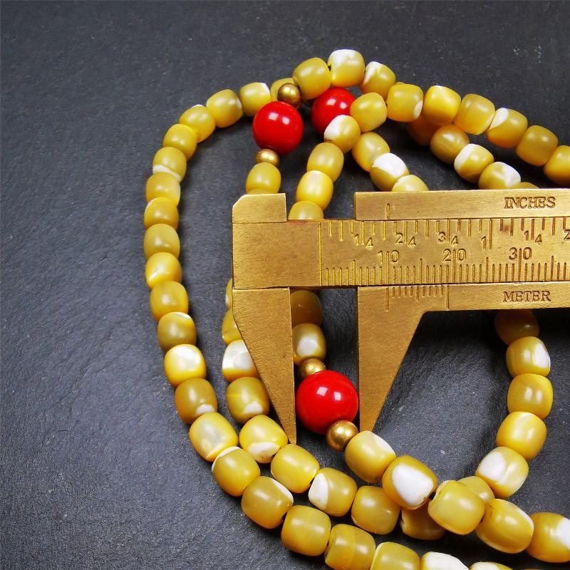 This old fish bone beads mala was handmade from tibetan crafts man in Baiyu County,about 20 years old. It's composed of 108 pcs 6.5mm fish bone beads,then add some agate beads,and a fish bone guru bead on it.