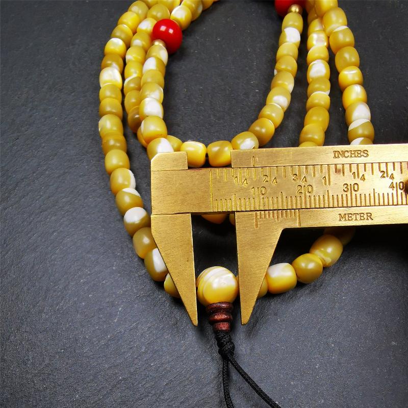 This old fish bone beads mala was handmade from tibetan crafts man in Baiyu County,about 20 years old. It's composed of 108 pcs 6.5mm fish bone beads,then add some agate beads,and a fish bone guru bead on it.