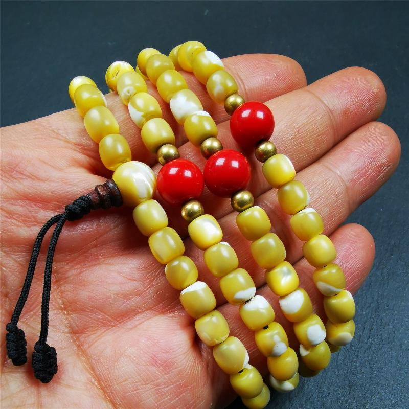 This old fish bone beads mala was handmade from tibetan crafts man in Baiyu County,about 20 years old. It's composed of 108 pcs 6.5mm fish bone beads,then add some agate beads,and a fish bone guru bead on it.