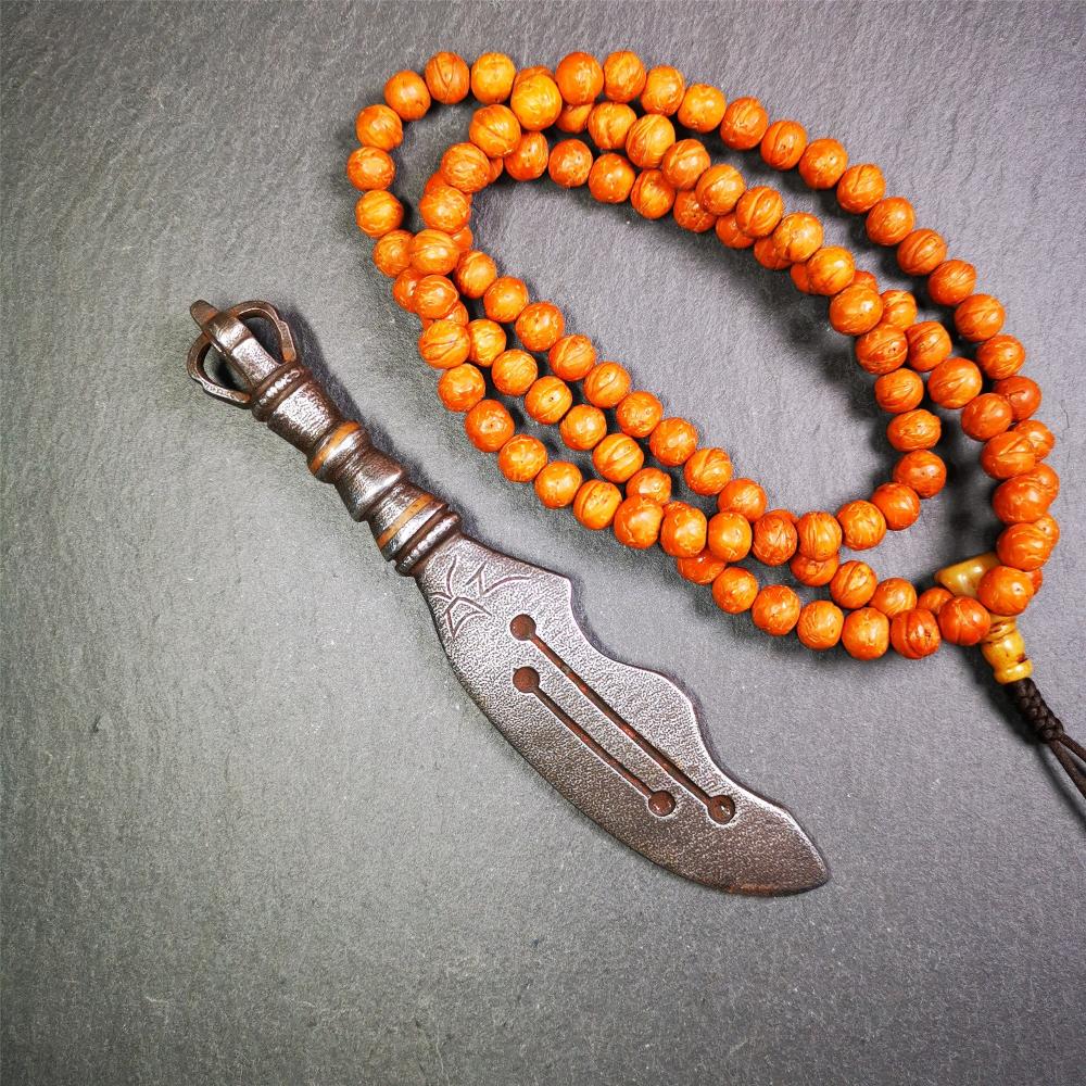 This machete knife is handmade by Tibetan craftsmen from Tibet in 2000s,from Hepo Town, Baiyu County, the birthplace of the famous Tibetan handicrafts. It's made of cold iron,inlaid red copper wire, and the half vajra at the tail