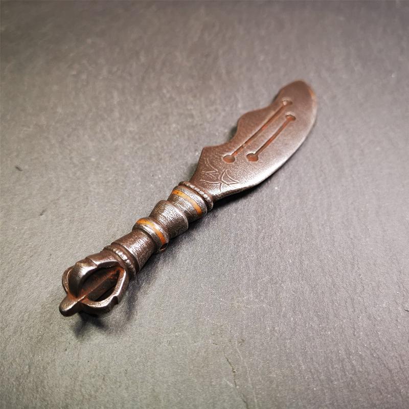 This machete knife is handmade by Tibetan craftsmen from Tibet in 2000s,from Hepo Town, Baiyu County, the birthplace of the famous Tibetan handicrafts. It's made of cold iron,inlaid red copper wire, and the half vajra at the tail