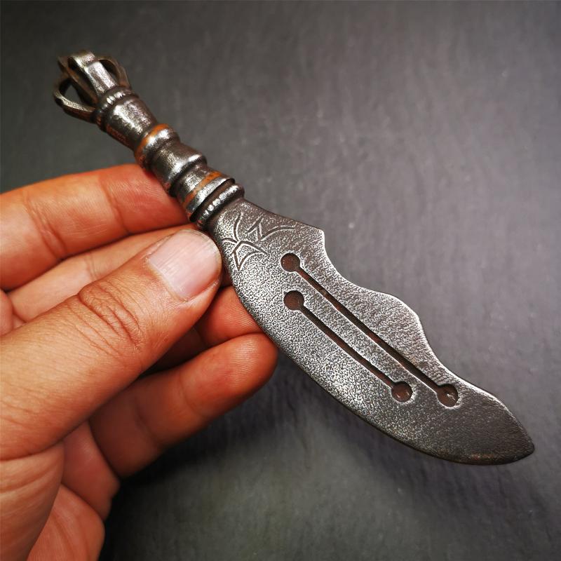 This machete knife is handmade by Tibetan craftsmen from Tibet in 2000s,from Hepo Town, Baiyu County, the birthplace of the famous Tibetan handicrafts. It's made of cold iron,inlaid red copper wire, and the half vajra at the tail