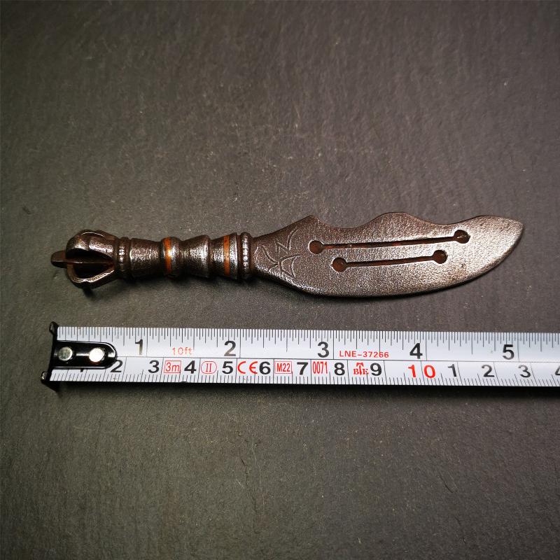 This machete knife is handmade by Tibetan craftsmen from Tibet in 2000s,from Hepo Town, Baiyu County, the birthplace of the famous Tibetan handicrafts. It's made of cold iron,inlaid red copper wire, and the half vajra at the tail