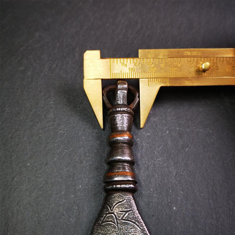 This machete knife is handmade by Tibetan craftsmen from Tibet in 2000s,from Hepo Town, Baiyu County, the birthplace of the famous Tibetan handicrafts. It's made of cold iron,inlaid red copper wire, and the half vajra at the tail