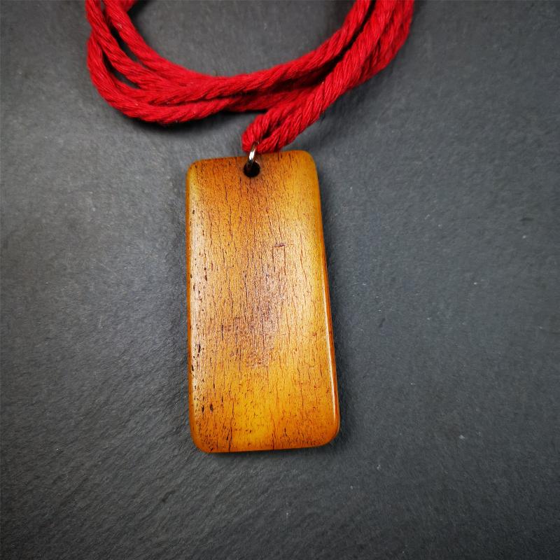 This beautiful bone carved Chitipati skull amulet is hand carved by Tibetan craftsmen . It is Masters of Sitavana, entirely hand-carved of yak bone,wears a crown with 3 skulls,size is 2.3 inches