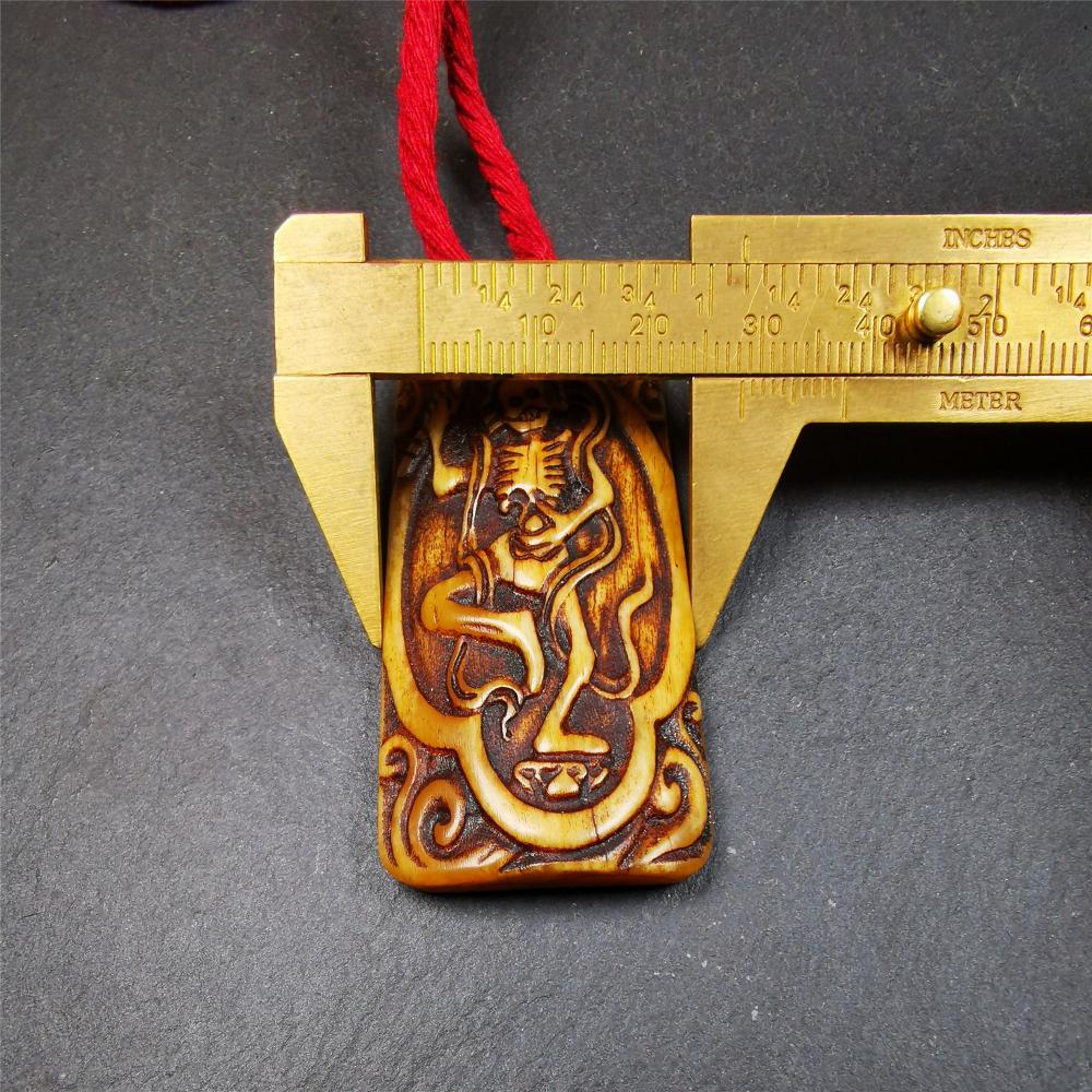 This beautiful bone carved Chitipati skull amulet is hand carved by Tibetan craftsmen . It is Masters of Sitavana, entirely hand-carved of yak bone,wears a crown with 3 skulls,size is 2.3 inches