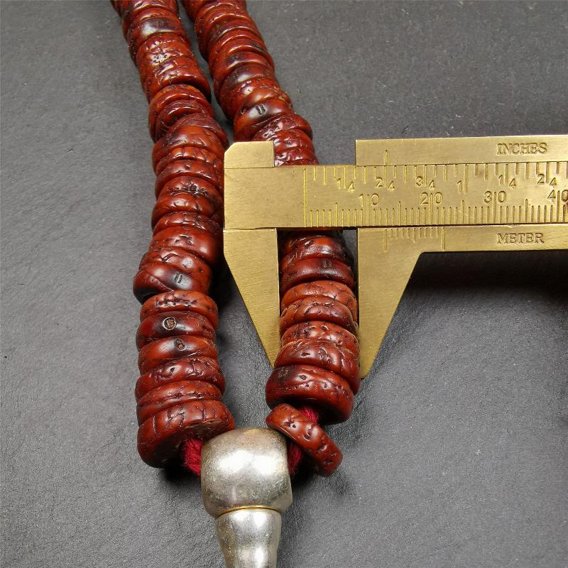 This bodhi bead mala is made by Tibetan craftsmen,about 40 years old,blessed by a lama in Baiyu Monastery. 108 bodhi beads approximately 13mm / 0.51 inches,Mala'perimeter is about 44cm,17.3 inches.