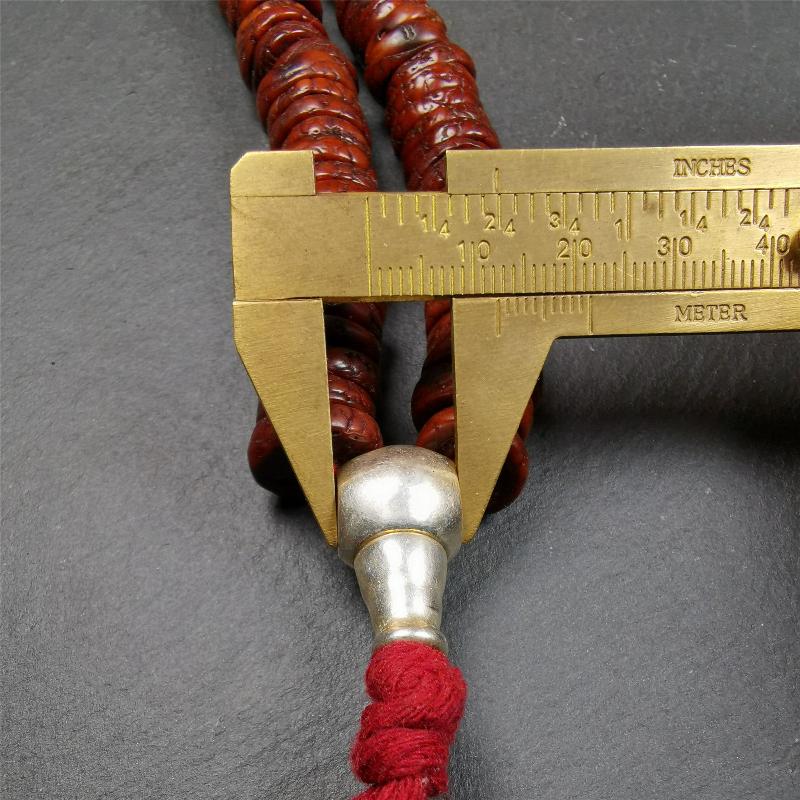 This bodhi bead mala is made by Tibetan craftsmen,about 40 years old,blessed by a lama in Baiyu Monastery. 108 bodhi beads approximately 13mm / 0.51 inches,Mala'perimeter is about 44cm,17.3 inches.