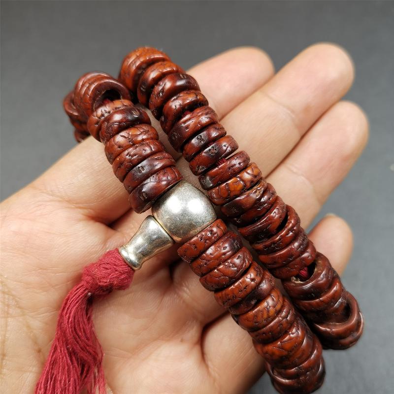 This bodhi bead mala is made by Tibetan craftsmen,about 40 years old,blessed by a lama in Baiyu Monastery.  108 bodhi beads approximately 13mm / 0.51 inches,Mala'perimeter is about 44cm,17.3 inches.