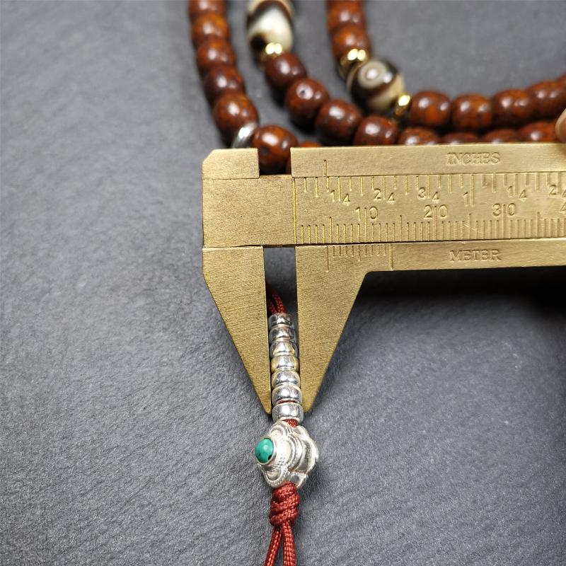 This old lotus seed mala was handmade from tibetan crafts man in Baiyu County,about 30 years old. It's composed of 108 lotus seed beads,then add some dzi beads,1 pair of silver bead counters,and ivory guru bead on i