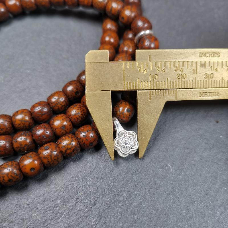 This old lotus seed mala was handmade from tibetan crafts man in Baiyu County,about 30 years old. It's composed of 108 lotus seed beads,then add some dzi beads,1 pair of silver bead counters,and ivory guru bead on i