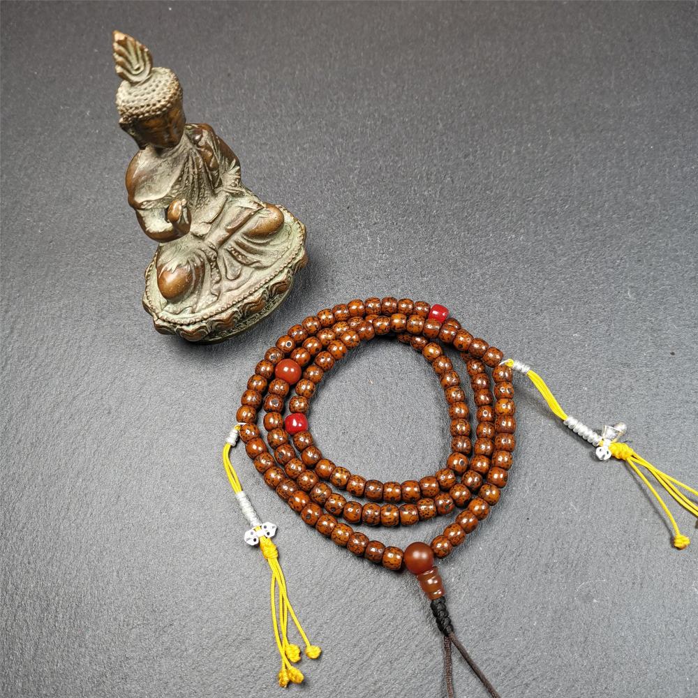 This old lotus seed mala was handmade from tibetan crafts man in Baiyu County,about 20 years old. It's composed of 108 lotus seed beads,then add some agate beads,1 pair of silver bead counters,and agate guru bead on it.