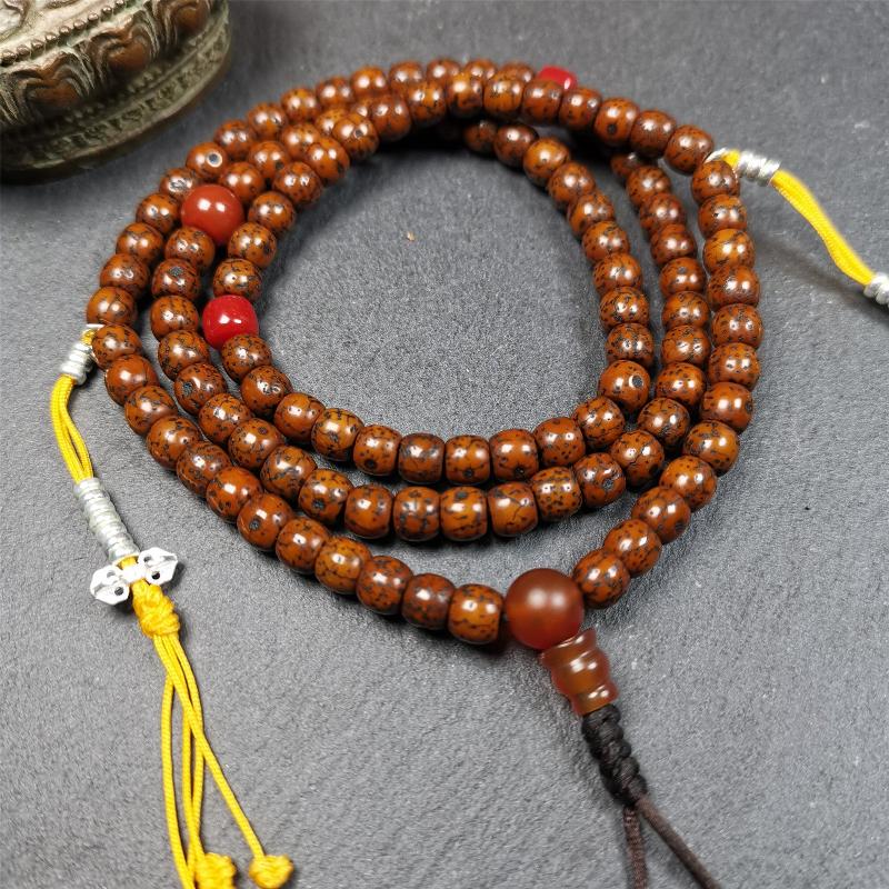 This old lotus seed mala was handmade from tibetan crafts man in Baiyu County,about 20 years old. It's composed of 108 lotus seed beads,then add some agate beads,1 pair of silver bead counters,and agate guru bead on it.