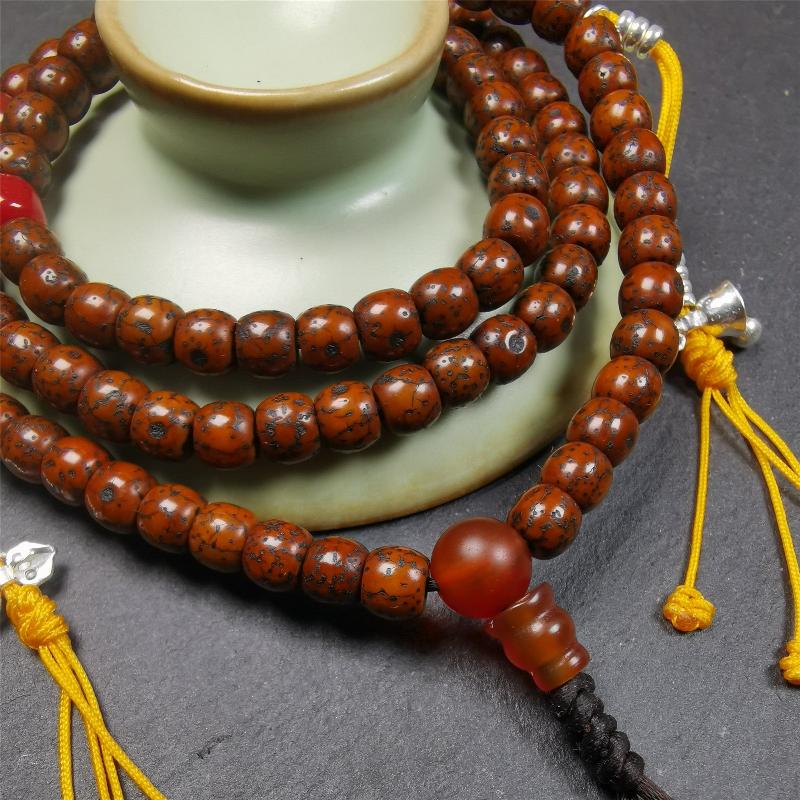 This old lotus seed mala was handmade from tibetan crafts man in Baiyu County,about 20 years old. It's composed of 108 lotus seed beads,then add some agate beads,1 pair of silver bead counters,and agate guru bead on it.