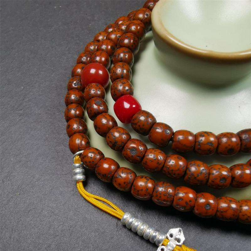 This old lotus seed mala was handmade from tibetan crafts man in Baiyu County,about 20 years old. It's composed of 108 lotus seed beads,then add some agate beads,1 pair of silver bead counters,and agate guru bead on it.
