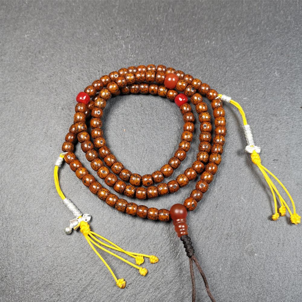 This old lotus seed mala was handmade from tibetan crafts man in Baiyu County,about 20 years old. It's composed of 108 lotus seed beads,then add some agate beads,1 pair of silver bead counters,and agate guru bead on it.