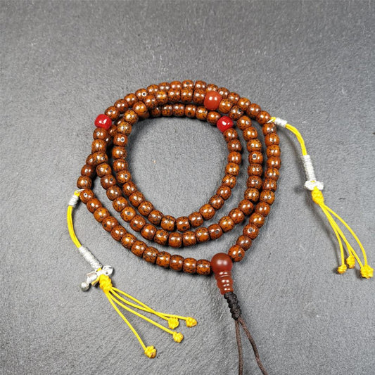 This old lotus seed mala was handmade from tibetan crafts man in Baiyu County,about 20 years old. It's composed of 108 lotus seed beads,then add some agate beads,1 pair of silver bead counters,and agate guru bead on it.