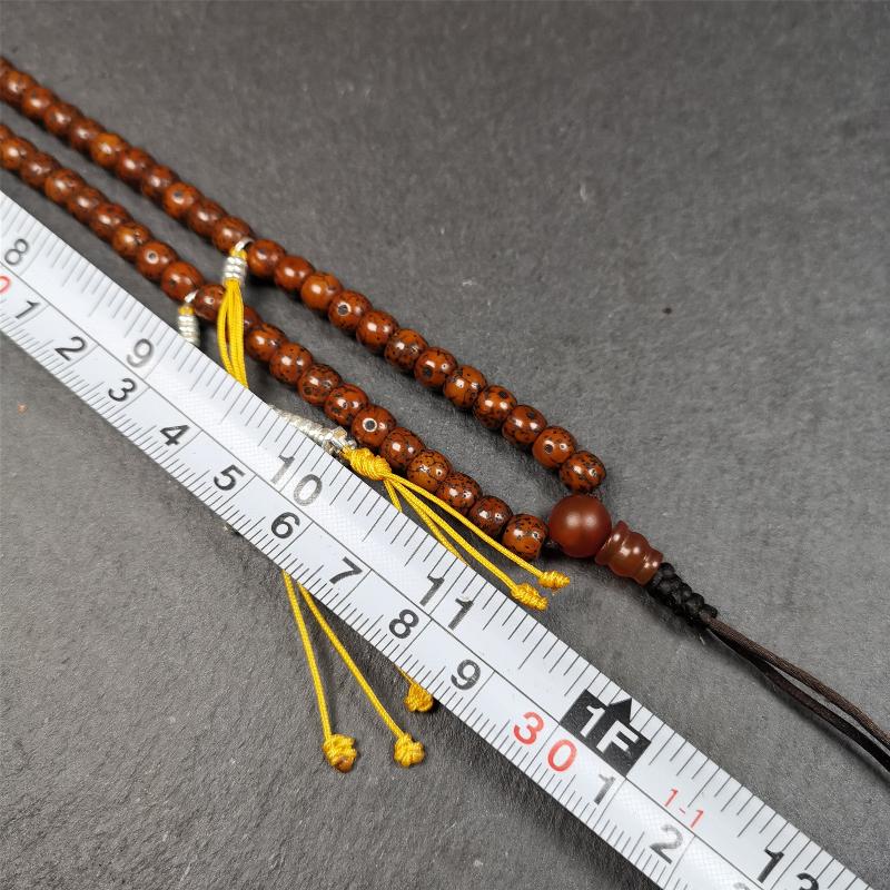 This old lotus seed mala was handmade from tibetan crafts man in Baiyu County,about 20 years old. It's composed of 108 lotus seed beads,then add some agate beads,1 pair of silver bead counters,and agate guru bead on it.
