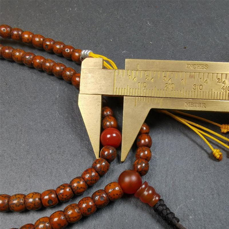 This old lotus seed mala was handmade from tibetan crafts man in Baiyu County,about 20 years old. It's composed of 108 lotus seed beads,then add some agate beads,1 pair of silver bead counters,and agate guru bead on it.