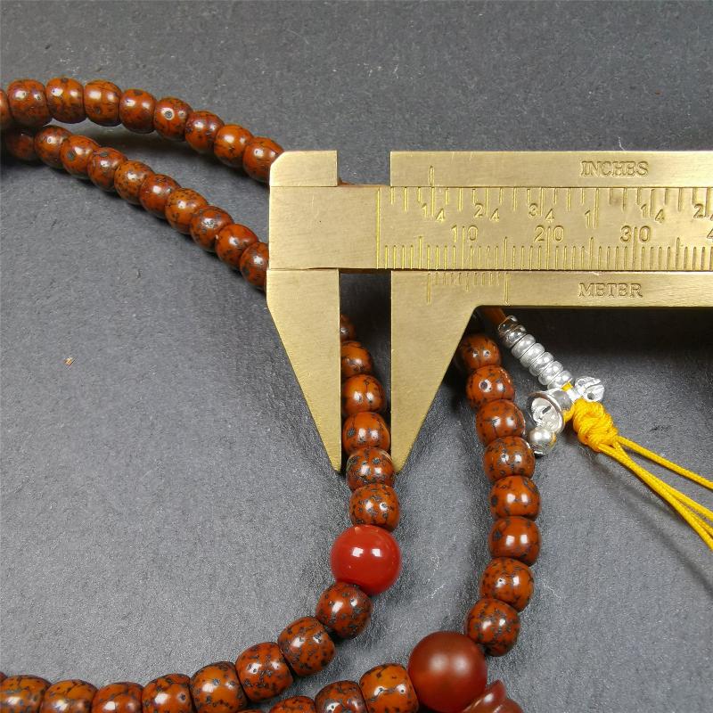This old lotus seed mala was handmade from tibetan crafts man in Baiyu County,about 20 years old. It's composed of 108 lotus seed beads,then add some agate beads,1 pair of silver bead counters,and agate guru bead on it.