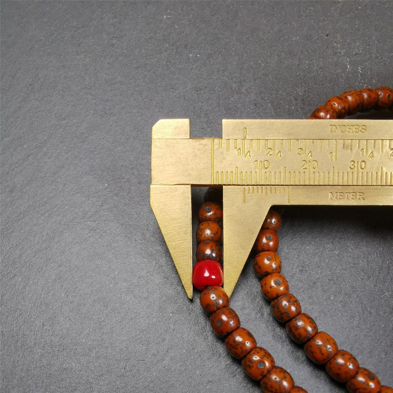 This old lotus seed mala was handmade from tibetan crafts man in Baiyu County,about 20 years old. It's composed of 108 lotus seed beads,then add some agate beads,1 pair of silver bead counters,and agate guru bead on it.