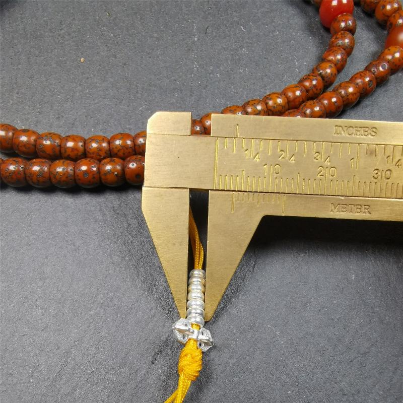 This old lotus seed mala was handmade from tibetan crafts man in Baiyu County,about 20 years old. It's composed of 108 lotus seed beads,then add some agate beads,1 pair of silver bead counters,and agate guru bead on it.