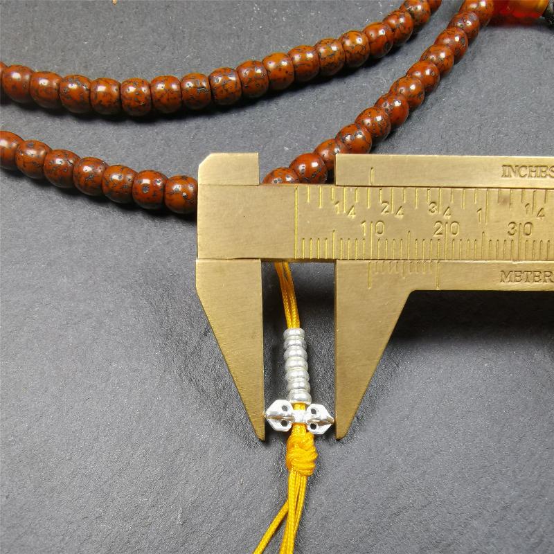 This old lotus seed mala was handmade from tibetan crafts man in Baiyu County,about 20 years old. It's composed of 108 lotus seed beads,then add some agate beads,1 pair of silver bead counters,and agate guru bead on it.