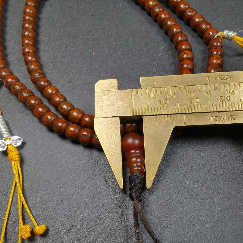 This old lotus seed mala was handmade from tibetan crafts man in Baiyu County,about 20 years old. It's composed of 108 lotus seed beads,then add some agate beads,1 pair of silver bead counters,and agate guru bead on it.