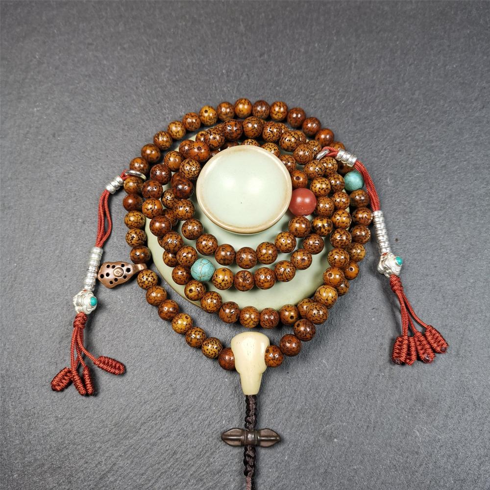 This old lotus seed mala was handmade from tibetan crafts man in Baiyu County,about 30 years old. It's composed of 108 pcs 7mm lotus seed beads,then add some old agate,turquoise beads,1 pair of silver bead counters,and bone guru bead on it.