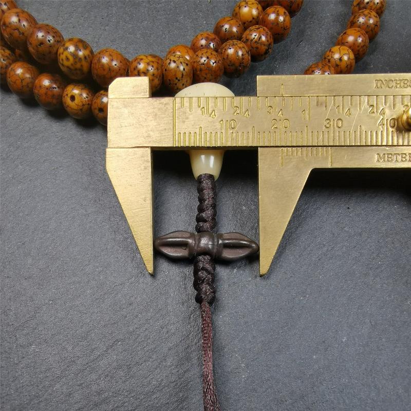 This old lotus seed mala was handmade from tibetan crafts man in Baiyu County,about 30 years old. It's composed of 108 pcs 7mm lotus seed beads,then add some old agate,turquoise beads,1 pair of silver bead counters,and bone guru bead on it.