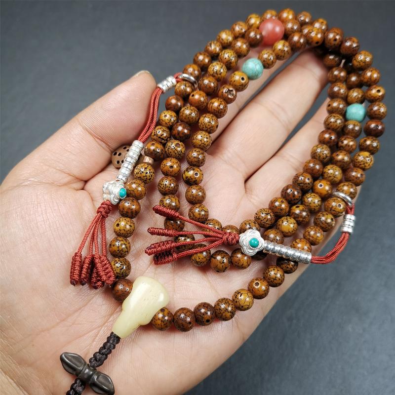 This old lotus seed mala was handmade from tibetan crafts man in Baiyu County,about 30 years old. It's composed of 108 pcs 7mm lotus seed beads,then add some old agate,turquoise beads,1 pair of silver bead counters,and bone guru bead on it.