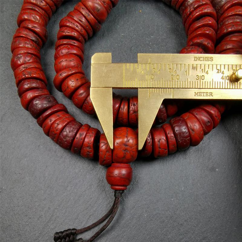 This bodhi bead mala is made by Tibetan craftsmen. 108 bodhi beads approximately 14mm / 0.55 inches,Mala'perimeter is about 44cm,17.3 inches. Each retaining the eye of the bodhi bead,very unique and elegant.