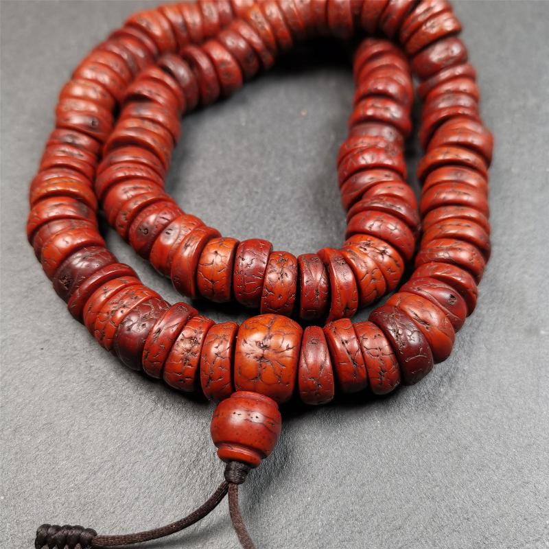 This bodhi bead mala is made by Tibetan craftsmen. 108 bodhi beads approximately 14mm / 0.55 inches,Mala'perimeter is about 44cm,17.3 inches. Each retaining the eye of the bodhi bead,very unique and elegant.