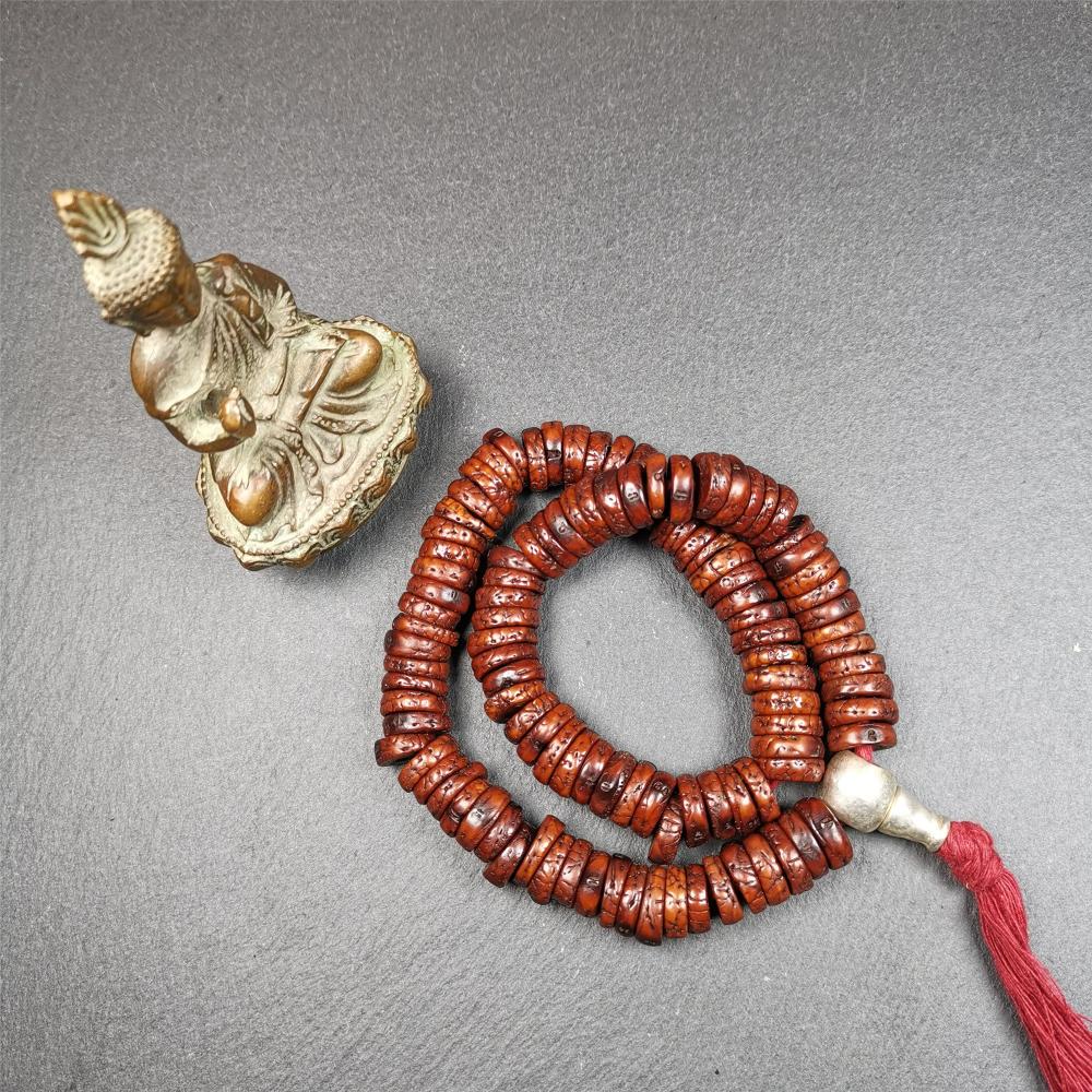 This bodhi bead mala is made by Tibetan craftsmen,about 40 years old,blessed by a lama in Baiyu Monastery. 108 bodhi beads approximately 13mm / 0.51 inches,Mala'perimeter is about 44cm,17.3 inches.