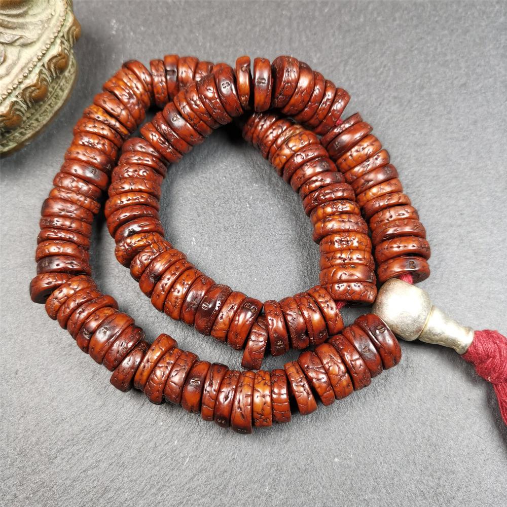 This bodhi bead mala is made by Tibetan craftsmen,about 40 years old,blessed by a lama in Baiyu Monastery. 108 bodhi beads approximately 13mm / 0.51 inches,Mala'perimeter is about 44cm,17.3 inches.