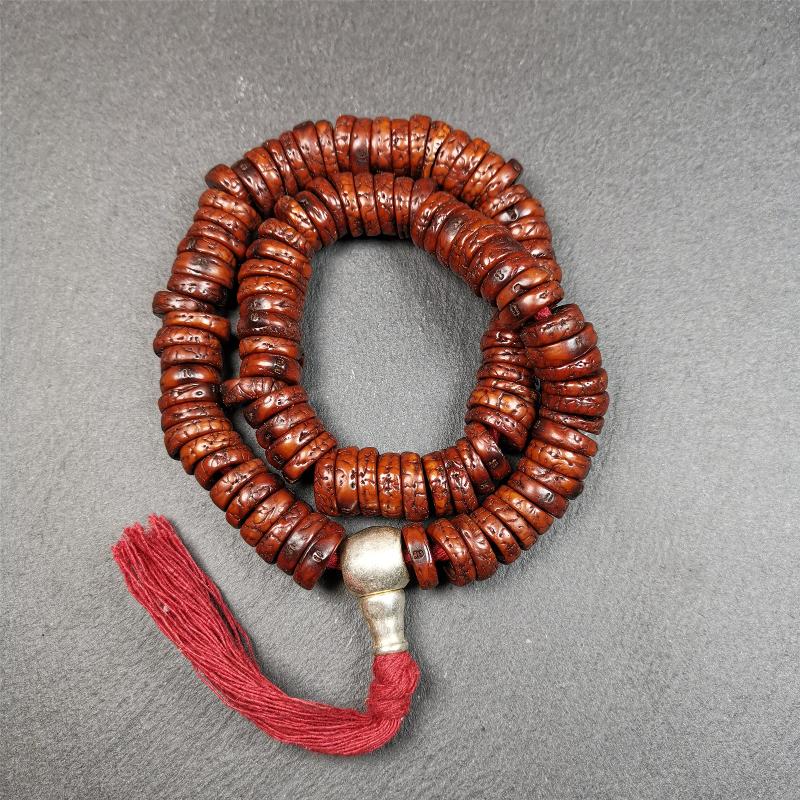 This bodhi bead mala is made by Tibetan craftsmen,about 40 years old,blessed by a lama in Baiyu Monastery. 108 bodhi beads approximately 13mm / 0.51 inches,Mala'perimeter is about 44cm,17.3 inches.