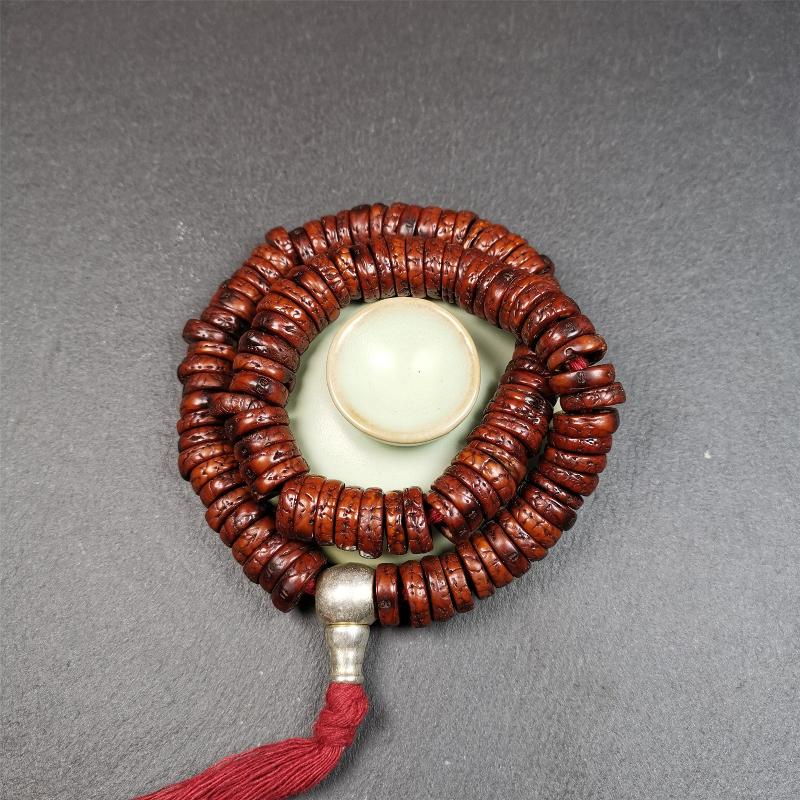This bodhi bead mala is made by Tibetan craftsmen,about 40 years old,blessed by a lama in Baiyu Monastery. 108 bodhi beads approximately 13mm / 0.51 inches,Mala'perimeter is about 44cm,17.3 inches.