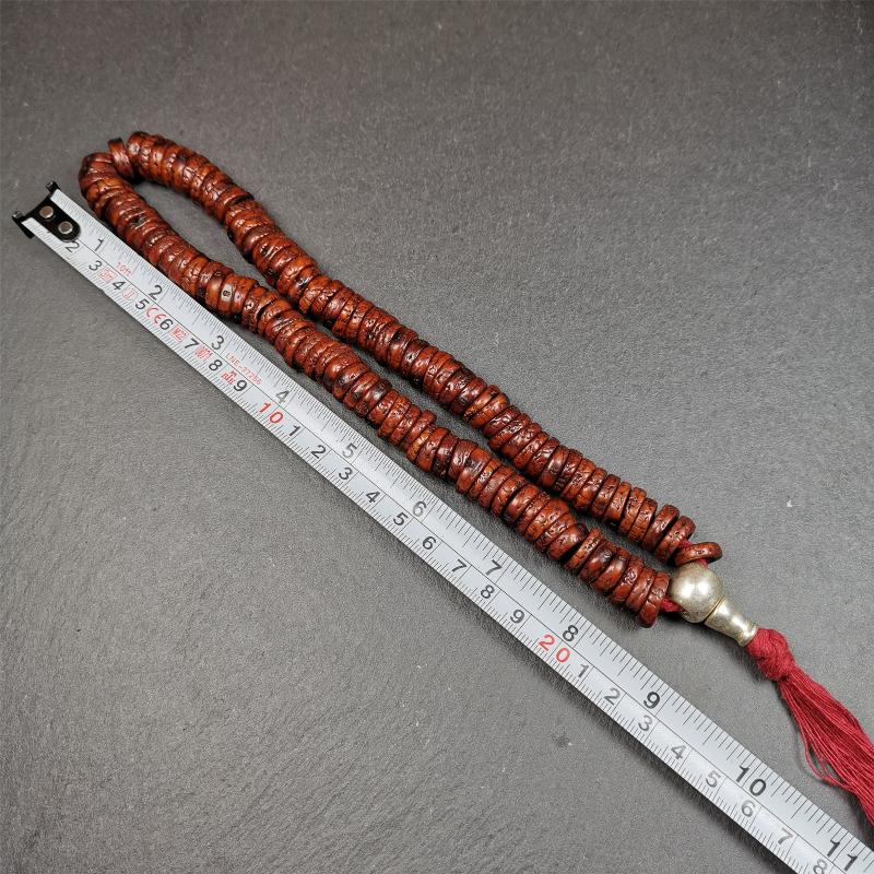 This bodhi bead mala is made by Tibetan craftsmen,about 40 years old,blessed by a lama in Baiyu Monastery. 108 bodhi beads approximately 13mm / 0.51 inches,Mala'perimeter is about 44cm,17.3 inches.