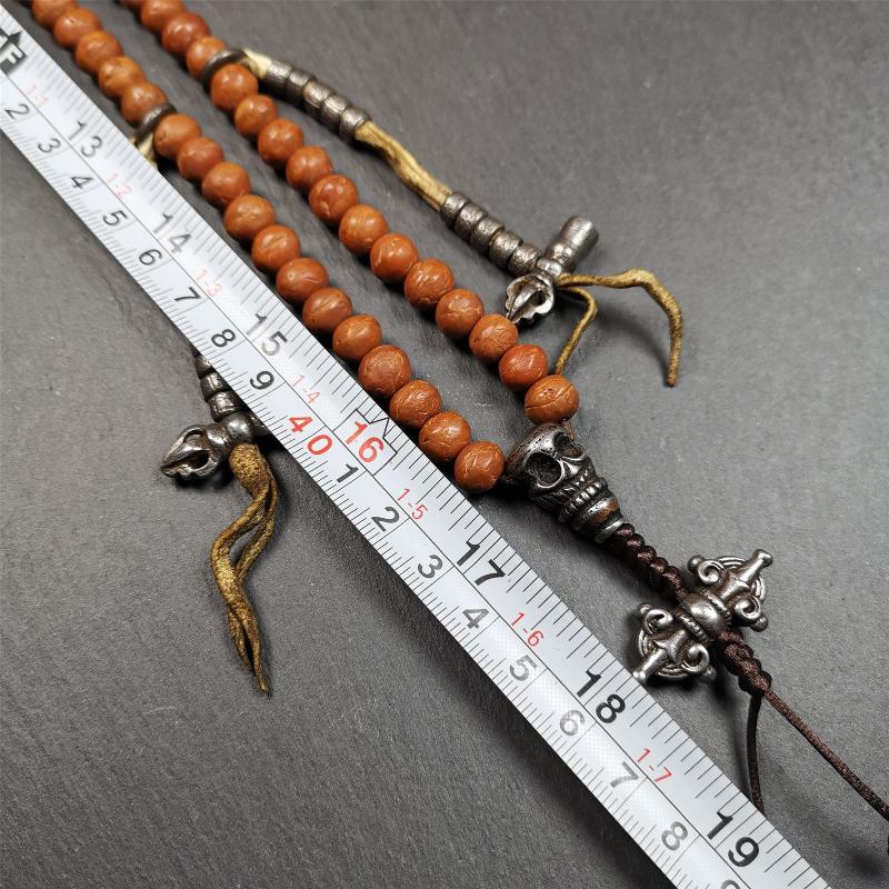 This bodhi beads mala is made by Tibetan craftsmen and come from Hepo Town, Baiyu County, the birthplace of the famous Tibetan handicrafts,about 30 years old, hold and blessed by a lama in Baiyu Monastery. It is composed of 108 bodhi seed beads, and is equipped with 3 cold iron dzi beads, cold iron bead counters are installed on both sides, 1 mani jewel bead clip,and finally consists a skull guru bead and vajra on the end, very elegant.