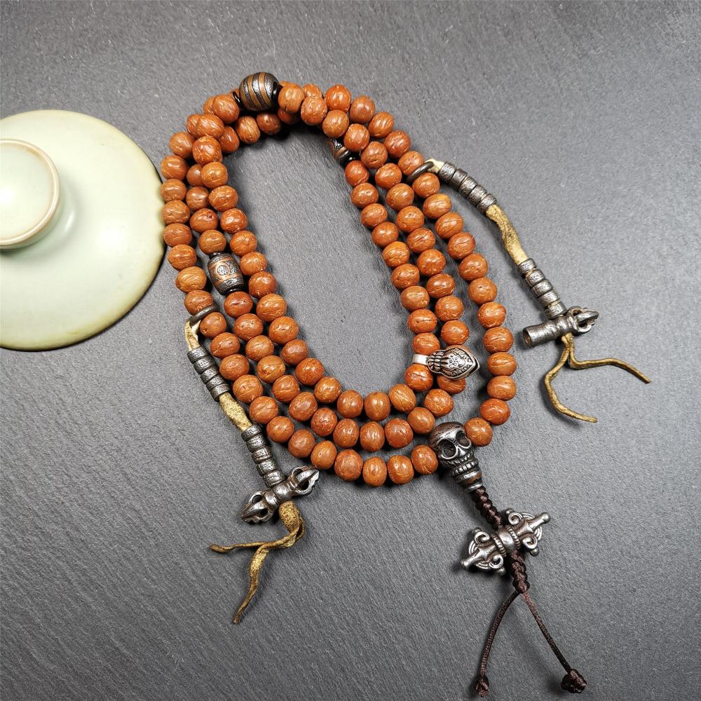 This bodhi beads mala is made by Tibetan craftsmen and come from Hepo Town, Baiyu County, the birthplace of the famous Tibetan handicrafts,about 30 years old, hold and blessed by a lama in Baiyu Monastery. It is composed of 108 bodhi seed beads, and is equipped with 3 cold iron dzi beads, cold iron bead counters are installed on both sides, 1 mani jewel bead clip,and finally consists a skull guru bead and vajra on the end, very elegant.