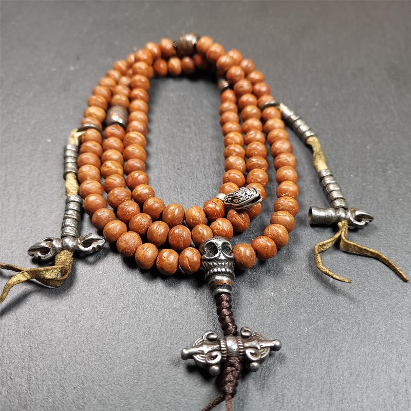 This bodhi beads mala is made by Tibetan craftsmen and come from Hepo Town, Baiyu County, the birthplace of the famous Tibetan handicrafts,about 30 years old, hold and blessed by a lama in Baiyu Monastery. It is composed of 108 bodhi seed beads, and is equipped with 3 cold iron dzi beads, cold iron bead counters are installed on both sides, 1 mani jewel bead clip,and finally consists a skull guru bead and vajra on the end, very elegant.