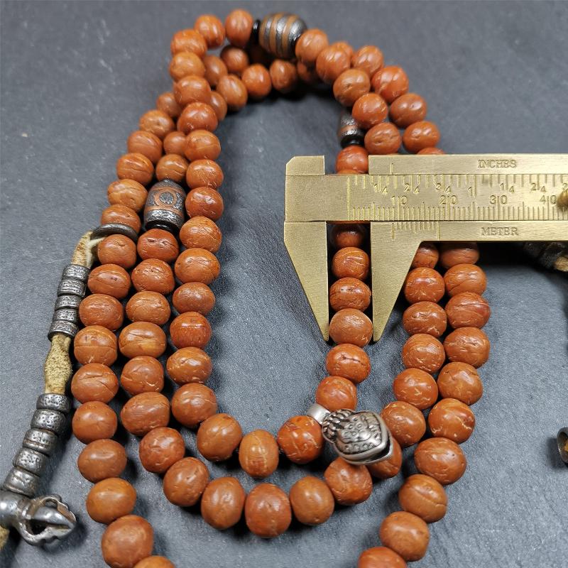 This bodhi beads mala is made by Tibetan craftsmen and come from Hepo Town, Baiyu County, the birthplace of the famous Tibetan handicrafts,about 30 years old, hold and blessed by a lama in Baiyu Monastery. It is composed of 108 bodhi seed beads, and is equipped with 3 cold iron dzi beads, cold iron bead counters are installed on both sides, 1 mani jewel bead clip,and finally consists a skull guru bead and vajra on the end, very elegant.