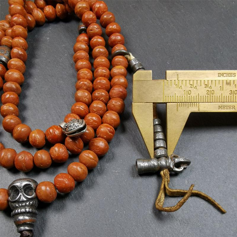 This bodhi beads mala is made by Tibetan craftsmen and come from Hepo Town, Baiyu County, the birthplace of the famous Tibetan handicrafts,about 30 years old, hold and blessed by a lama in Baiyu Monastery. It is composed of 108 bodhi seed beads, and is equipped with 3 cold iron dzi beads, cold iron bead counters are installed on both sides, 1 mani jewel bead clip,and finally consists a skull guru bead and vajra on the end, very elegant.