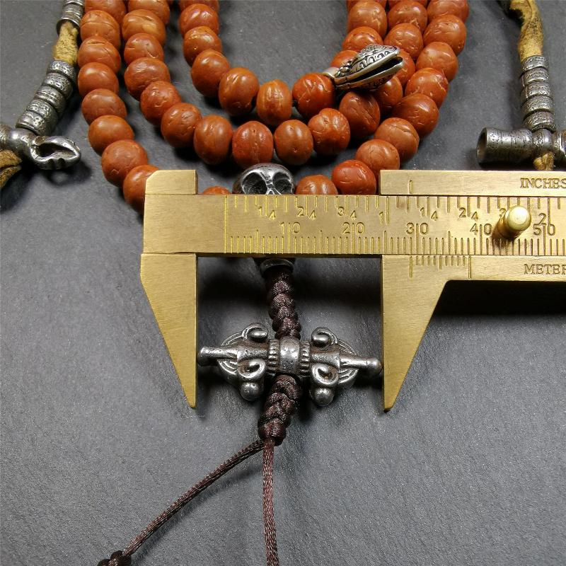 This bodhi beads mala is made by Tibetan craftsmen and come from Hepo Town, Baiyu County, the birthplace of the famous Tibetan handicrafts,about 30 years old, hold and blessed by a lama in Baiyu Monastery. It is composed of 108 bodhi seed beads, and is equipped with 3 cold iron dzi beads, cold iron bead counters are installed on both sides, 1 mani jewel bead clip,and finally consists a skull guru bead and vajra on the end, very elegant.