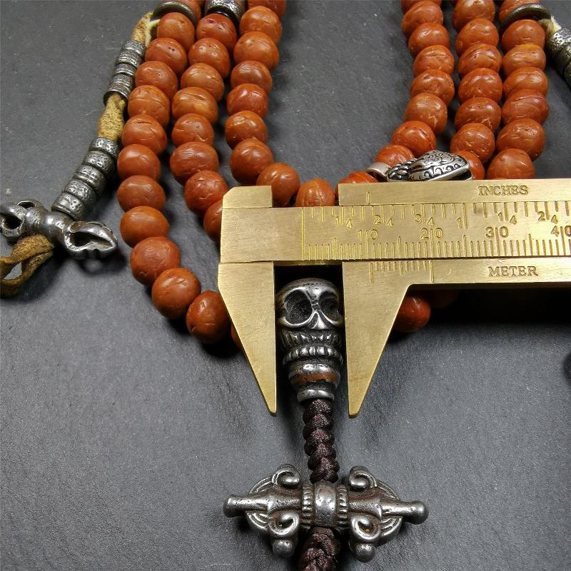 This bodhi beads mala is made by Tibetan craftsmen and come from Hepo Town, Baiyu County, the birthplace of the famous Tibetan handicrafts,about 30 years old, hold and blessed by a lama in Baiyu Monastery. It is composed of 108 bodhi seed beads, and is equipped with 3 cold iron dzi beads, cold iron bead counters are installed on both sides, 1 mani jewel bead clip,and finally consists a skull guru bead and vajra on the end, very elegant.
