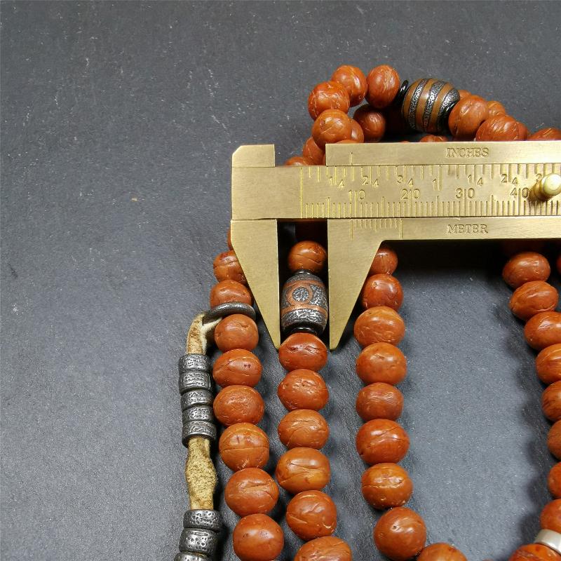 This bodhi beads mala is made by Tibetan craftsmen and come from Hepo Town, Baiyu County, the birthplace of the famous Tibetan handicrafts,about 30 years old, hold and blessed by a lama in Baiyu Monastery. It is composed of 108 bodhi seed beads, and is equipped with 3 cold iron dzi beads, cold iron bead counters are installed on both sides, 1 mani jewel bead clip,and finally consists a skull guru bead and vajra on the end, very elegant.