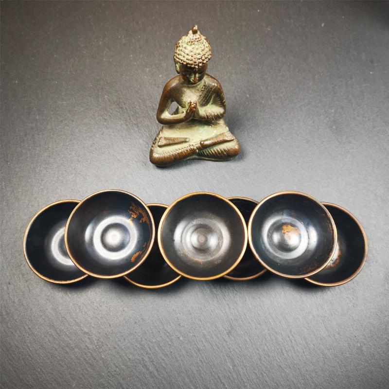 This set of tibetan water offering bowls are handmade by Tibetan craftsmen,it was made of copper,1.89 inch diameter, 0.6 inches height, You can put them in your shrine.