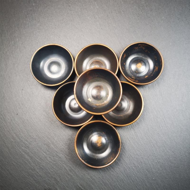 This set of tibetan water offering bowls are handmade by Tibetan craftsmen,it was made of copper,1.89 inch diameter, 0.6 inches height, You can put them in your shrine.